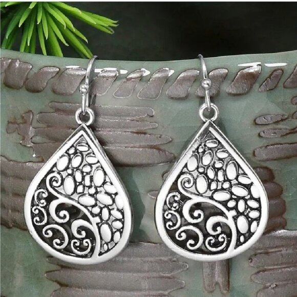 Boho Teardrop Filigree Earrings Intricate Design Dangling Silvertone - Picture 2 of 6